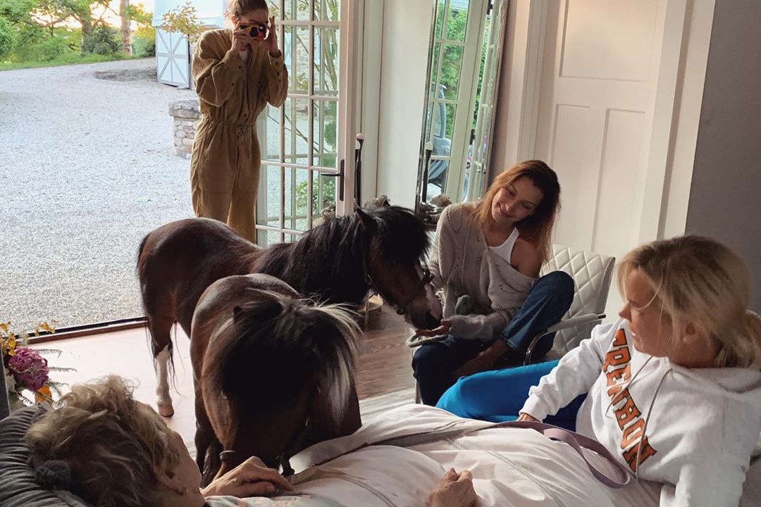 Семейные ценности: Джиджи Хадид растрогала поклонников милыми фото с бабушкой и мамой